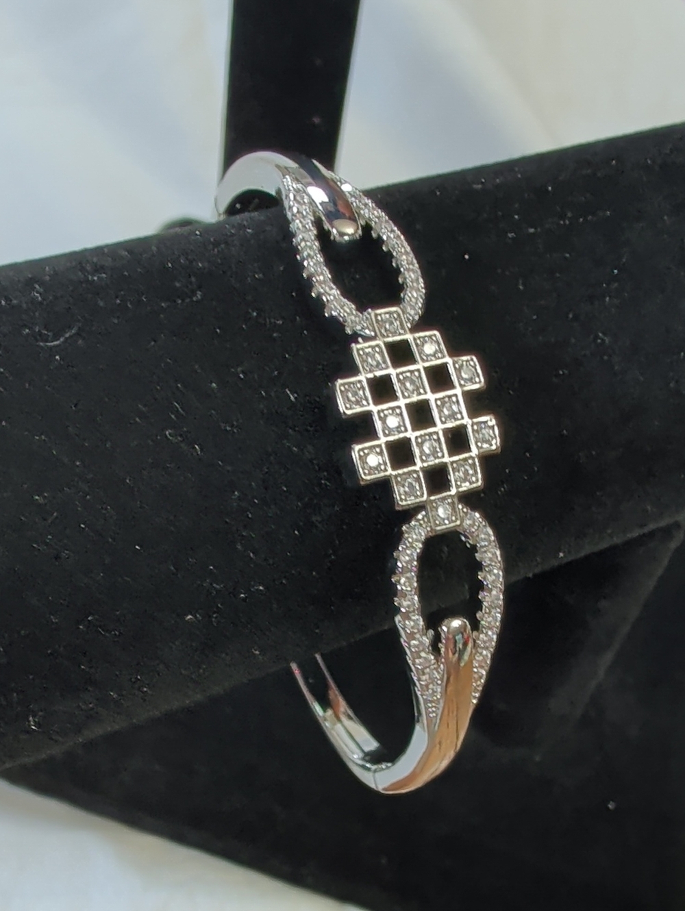 NWOT (409) White Gold Plated Hinged Bangle Bracelet